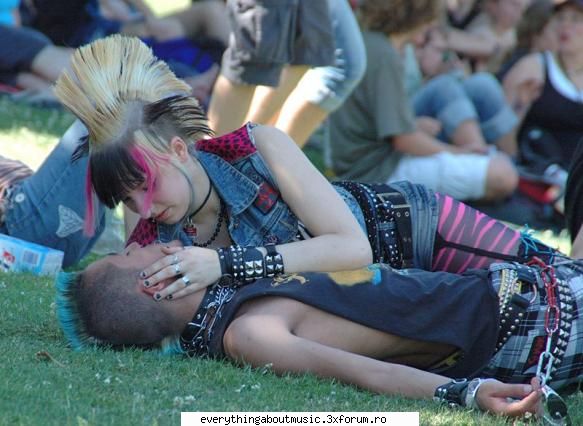 punks in  love 

 poze